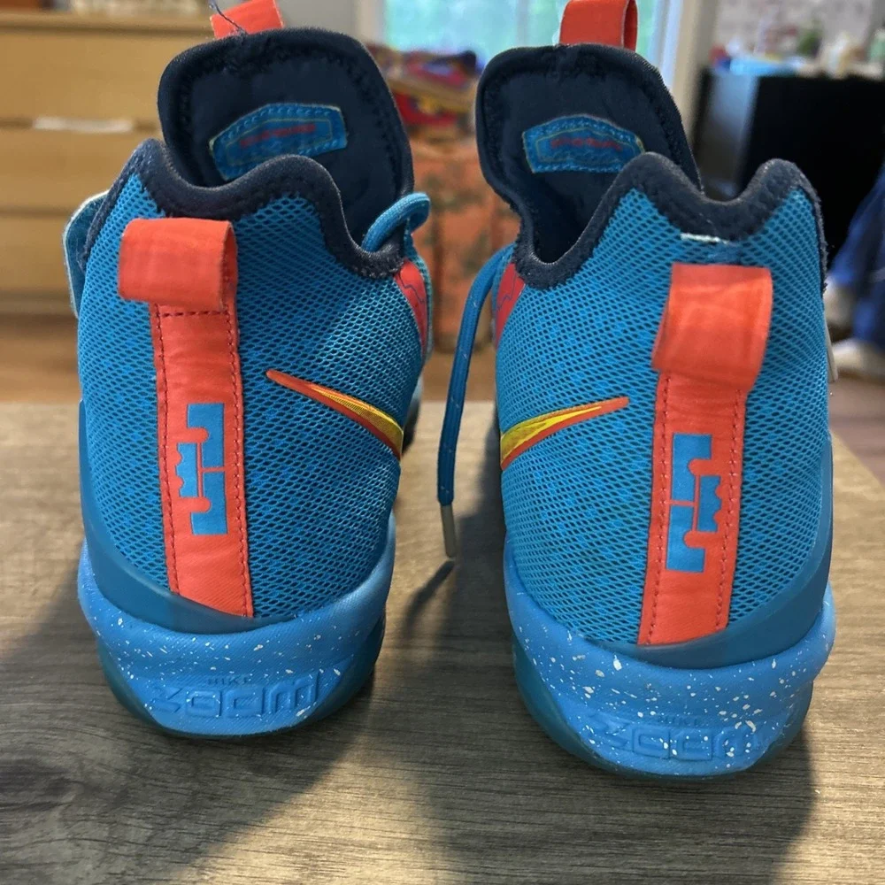 nike youth size 7 LeBron James Basketball Shoes Blue & Yellow‎